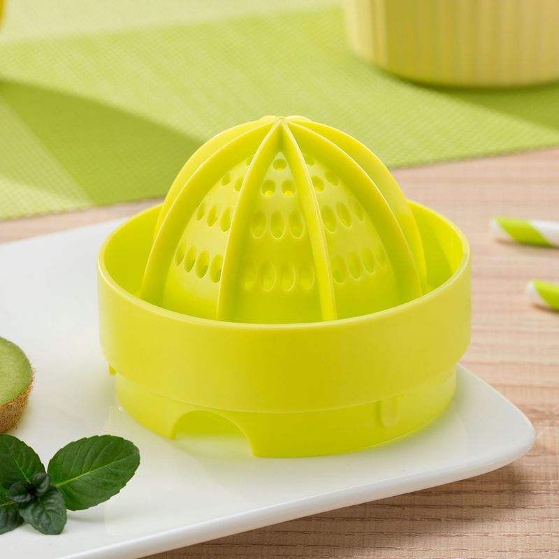 Portable manual kitchen juicer